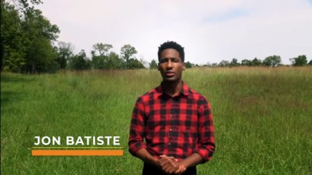 Jon Batiste führt durch das Video Farm Aid 2020 On the Road. Er ist US-amerikanischer Musiker.